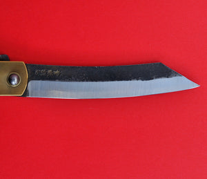 Gros plan lame NAGAO HIGONOKAMI couteau de poche japaonais AOGAMI laiton 120mm noire